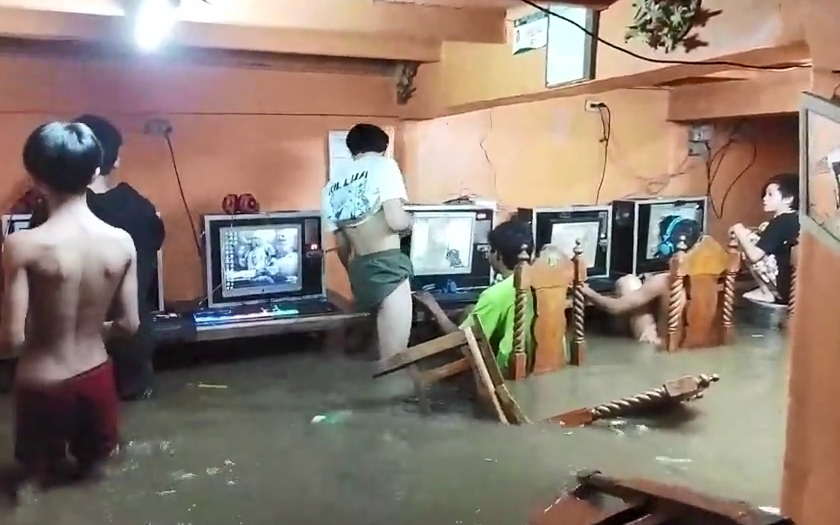 Video: Các game thủ Philippines vẫn mải mê chơi điện tử dù nước lũ ngập chỗ ngồi
